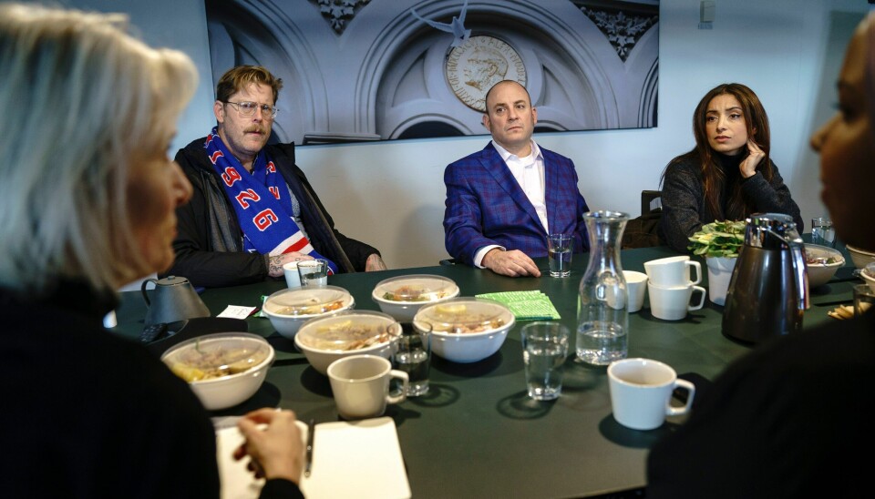 Arno Michaelis (t.v.) og Jeff Schoep har tidligere leda to av USAs største nynazistiske organisasjoner. Sammen med filmskaper Deeyah Khan deltok de lørdag på et innspillsmøte med ekstremismekommisjonens leder Claudia Lenz og medlem Hawa Muuse (i forgrunnen, f.v.) på Nobels fredssenter. Deeyah Khan, Jeff Schoep og Arno Michaelis.