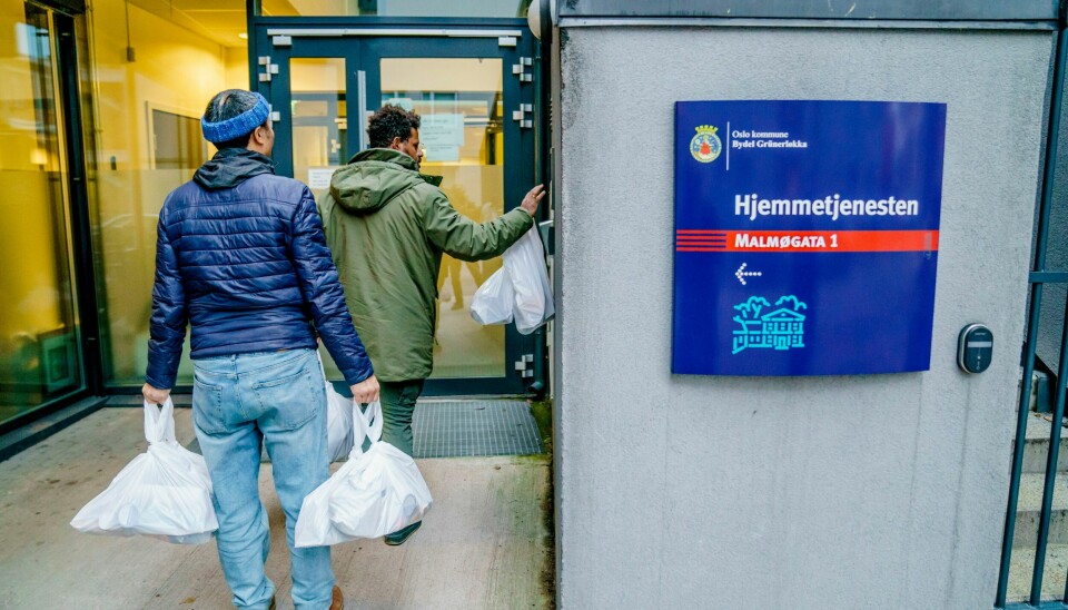 HJELP: Kadir Kahar og Luis Santiago fra Frelsesarmeen leverer matposer til Hjemmetjenesten på Grünerløkka. Kadir Kahar og Luis Santiago fra Frelsesarmeen leverer matposer til Hjemmetjenesten på Grünerløkka. Foto: Stian Lysberg Solum / NTB