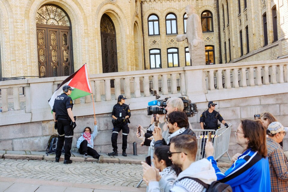 DEMONSTRERER: Bilde fra en tidligere demonstrasjon i Oslo Pro-palestinske demonstranter lenker seg fast til porten utenfor Stortinget.