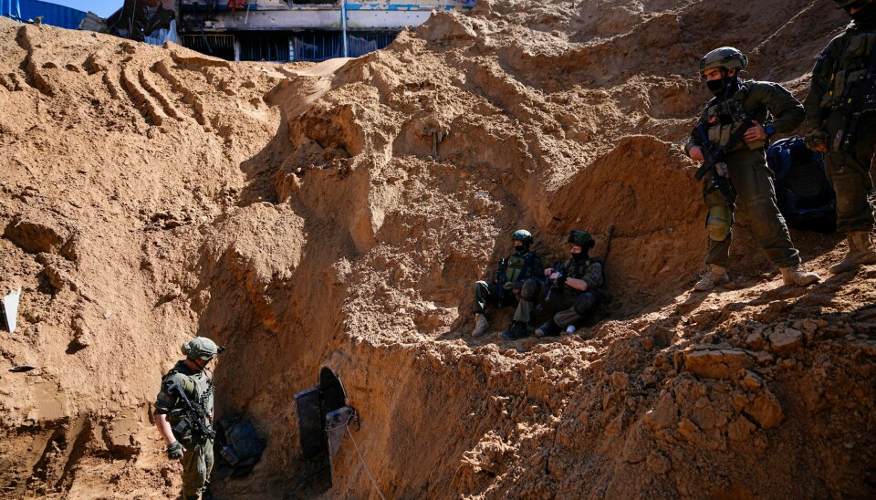 GAZA: Ifølge militæret i Israel (IDF) skal ni israelske soldater være pågrepet. Illustrasjonsfoto tatt i februar i år. FILE - Israeli soldiers guard a crater-like hole giving way to a small tunnel entrance in the UNRWA compound where the military discovered tunnels underneath the main headquarters of the U.N. agency that the military says Hamas militants used to attack its forces during a ground operation in Gaza, Thursday, Feb. 8, 2024. The latest proposal for a cease-fire in Gaza has the support of the United States and most of the international community, but Hamas has not fully embraced it, and neither, it seems, has Israel. (AP Photo/Ariel Schalit, File)