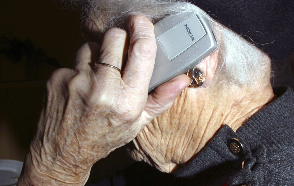 «Det er mye god mental helse i å vite at noen husker på deg og vil deg vel», skriver Vårt Land på lederplass. Gammel dame snakker i mobiltelefon. Skrukkete hender. Kommunikasjon. Bestemor. Oldemor. Holder kontakt pr. telefon. Ensom. Bor alene. Tynn giftering. Klokke. Alderdom. Levekår. Rynker.Foto: NTB- - MODEL RELEASED - MODELLKLARERT - -