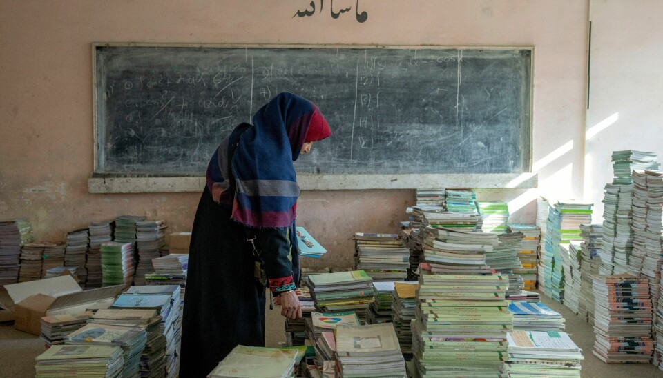 Taliban innskrenker kraftig kvinners rettigheter i Afghanistan. Nå kan verken kvinner studere på universitetet eller jobbe som bistandsarbeidere. Foto: Ebrahim Noroozi / AP / NTB Den afghanske skolelæreren Amanah Nashenas (45) samler bøker på en skole i Kabul. Taliban, som har makten i landet, nektet nylig kvinner å ta delta i utdanningen på landets universiteter. Nå nektes også kvinnelige bistandsarbeidere å jobbe. Foto: Ebrahim Noroozi / AP / NTB