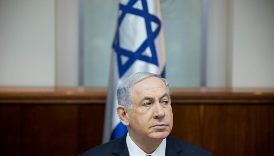 Benjamin Netanyahu kaller korrupsjonstiltalen mot ham for et kuppforsøk, og sier han ikke vil gå av som statsminister.