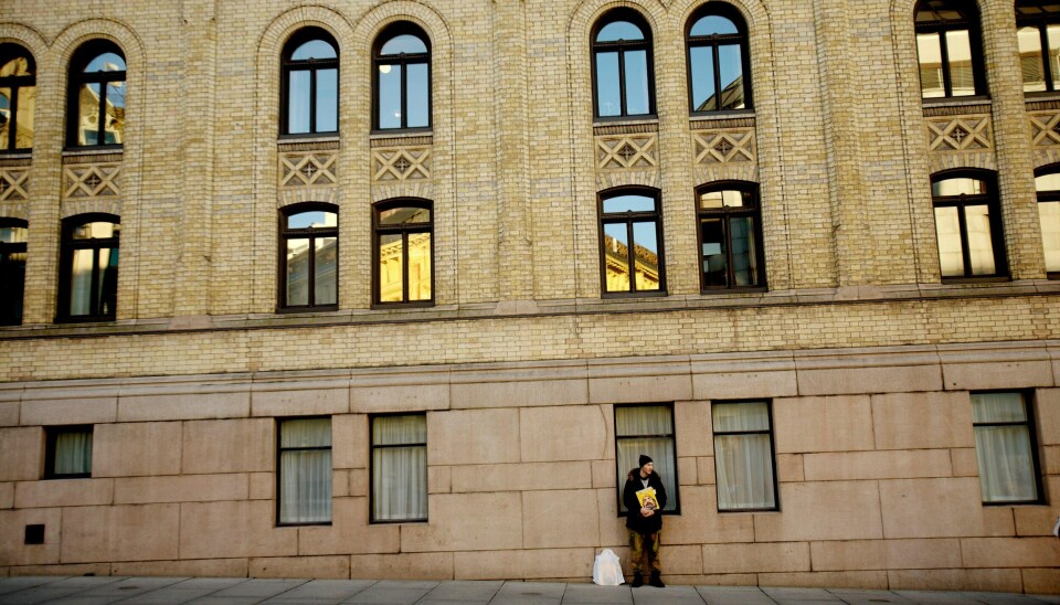 14. mars måtte salgslokalet til gatemagasinet Er lik Oslo stenge, grunnet koronaviruset. Nå mister mange rusmisbrukere sitt eneste levebrød. Bildet viser en Er lik Oslo-selger som har stilt seg utenfor Stortinget for å selge magasinet.