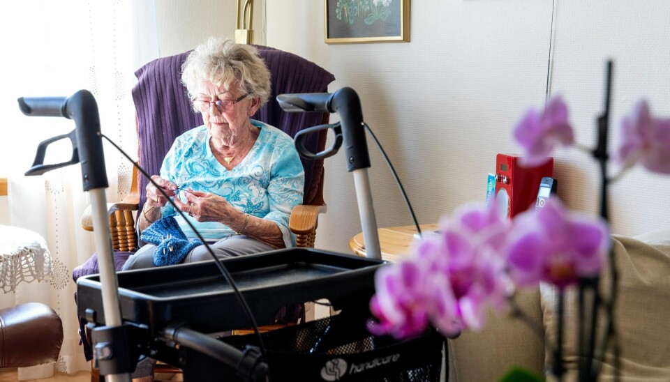Mo i Rana 20170609.
Eldre dame med rullator sitter i stolen og strikker.
Modellklarert til redaksjonell bruk.
Foto: Gorm Kallestad / NTB scanpix