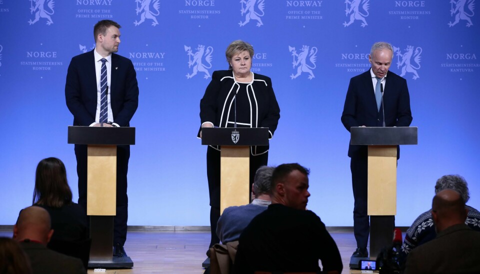 Statsminister Erna Solberg (H), finansminister Jan Tore Sanner (H) (t.v.) og barne- og familieminister Kjell Ingolf Ropstad (KrF) legger fram tiltakspakke i forbindelse med koronaviruset.