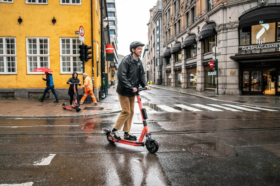 Det ligger også på meg som elsparkesyklist å være en hensynsfull trafikant – og dette problemet handler mindre om kjøretøyets egenart enn mine holdninger, skriver nyfrelst elsparkesyklist og kulturredaktør Arne Borge.