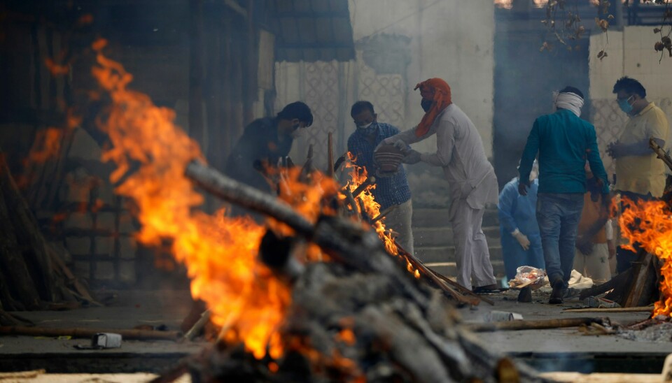 KRISE: Røyken fra likbål henger tungt over indiske byer, som her i New Delhi. Smittespredningen er eksplosiv, og daglig meldes det om tusenvis av nye koronarelaterte dødsfall. Røyken fra likbål henger tungt over indiske byer, som her i New Delhi. Smittespredningen er eksplosiv, og daglig meldes det om tusenvis av nye koronarelaterte dødsfall. Foto: AP / NTB