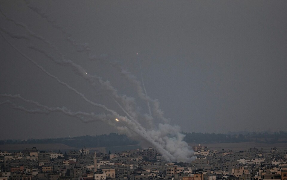 Raketter avfyres fra Gazastripen mot Israel, mandag 10. mai 2021. (AP Photo/Khalil Hamra) Israel Palestina