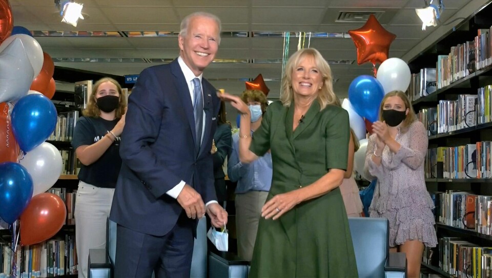 I dette video-stillbildet, feirer den demokratiske presidentkandidaten Joe Biden at han har blitt formelt nominert sammen med sin kone Jill Biden og familien torsdag 18. august 2020. (Democratic National Convention via AP)