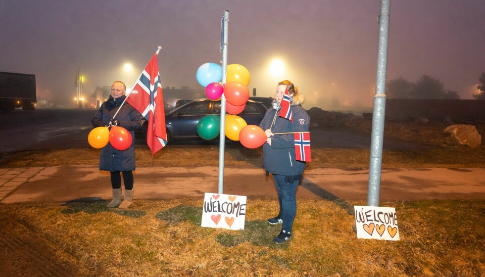 Aktivister møtte asylsøkerne ved ankomstsenteret i Råde med flagg, ballonger og velkommen-plakater i begynnelsen av mars. Foto: Heiko Junge / NTB
