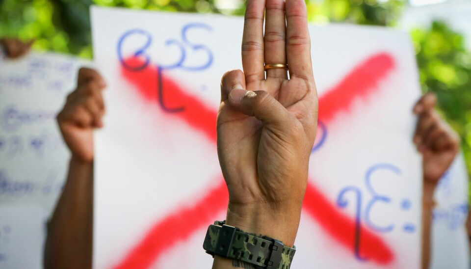 MOTSTAND: En demonstrant holder opp tre fingre som et symbol på motstanden mot kuppet i Myanmar. Bildet ble tatt i Yangon fredag. Foto: AP / NTB En demonstrant holder opp tre fingre som et symbol på motstanden mot kuppet i Myanmar. Bildet ble tatt i Yangon fredag. Foto: AP / NTB