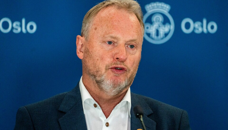 STØTTER BERG: Hele byrådet i Oslo går av etter at et flertall i Oslo bystyre stemte for mistillitsforslaget mot miljøbyråd Lan Marie Berg (MDG). Her byrådsleder Raymond Johansen på tirsdagens pressekonferanse om koronasituasjonen. Foto: Terje Pedersen / NTB Hele byrådet i Oslo går av etter at et flertall i Oslo bystyre stemte for mistillitsforslaget mot miljøbyråd Lan Marie Berg (MDG). Her byrådsleder Raymond Johansen på tirsdagens pressekonferanse om koronasituasjonen. Foto: Terje Pedersen / NTB