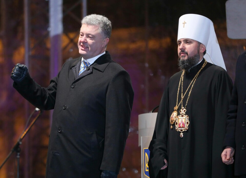 Ukrainas presiden Petro Porosjenko og den uavhengige, ukrainske, ortodokse kirkes overhode Epiphanius.