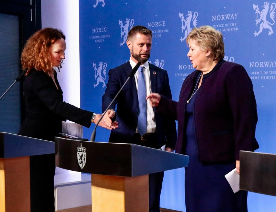 App, app, app. 12. mars startet det. Helseminister Bent Høie hindrer statsminister Erna Stoltenberg å hilse på helsedirektør Camilla Stoltenberg etter kunngjøringen om at Norge må stenge på grunn av utbredt smitte. Vanen med å klemme hverandre kan være over for godt, mener Helen Brandstorp i Helsedirektoratet.
