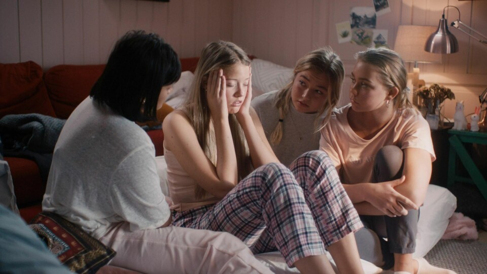 I den nye NRK-serien Nudes blir 16 år gamle Sofia (i midten) filma når hun har sex på en fest. Filmen blir spredt på internett til hele skolen.