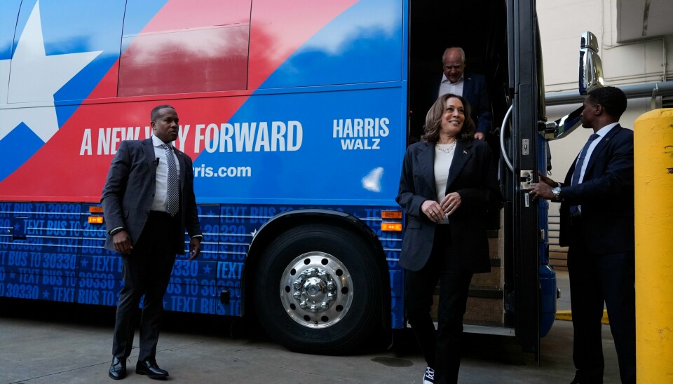 Demokratenes presidentkandidat Kamala Harris går ut av valgkampbussen i Savannah i Georgia. Torsdag gjorde hun sitt første store intervju i valgkampen. Bak henne kommer visepresidentkandidat Tim Walz. Foto: Jacquelyn Martin / AP / NTB Demokratenes presidentkandidat Kamala Harris går ut av valgkampbussen i Savannah i Georgia. Torsdag gjorde hun sitt første store intervju i valgkampen. Bak henne kommer visepresidentkandidat Tim Walz. Foto: Jacquelyn Martin / AP / NTB
