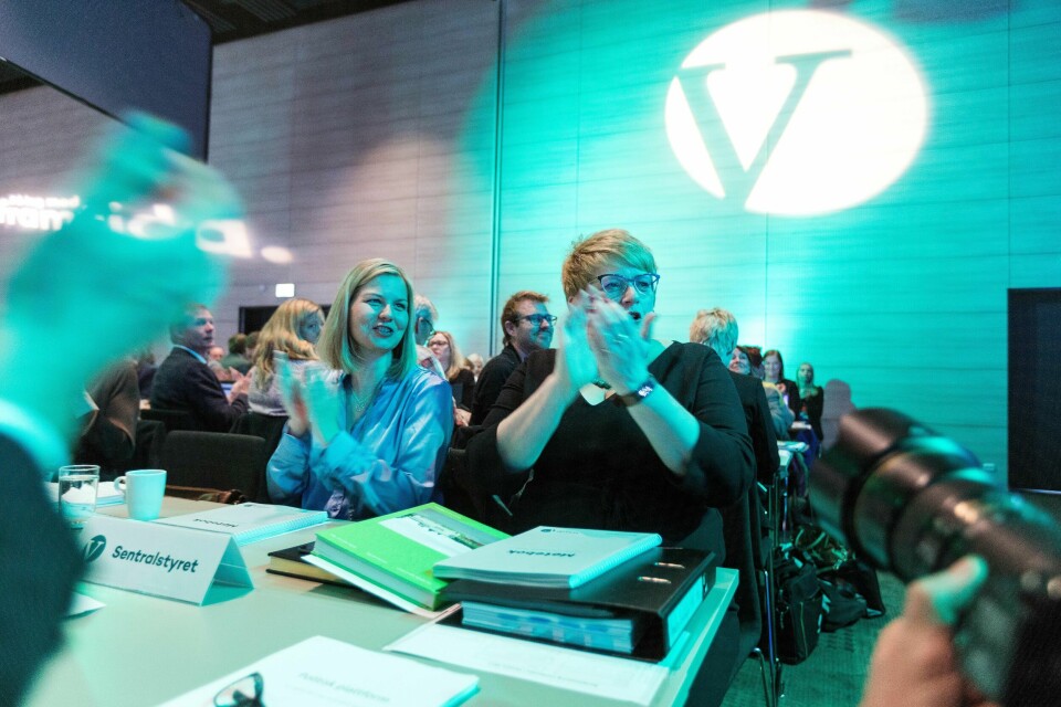 Guri Melby (til Venstre) var sist ut i å lansere seg som kandidat til å overta etter Trine Skei Grande som ny Venstre-leder. Her er de to under landsmøtet for to år siden. Nå tikker det mot avgjørelse fra valgkomiteen.