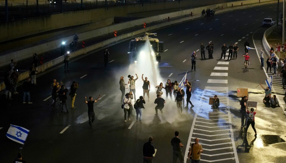 Politiet brukte vannkanoner mot demonstranter som sperret en motorvei i Tel Aviv. 16 personer ble pågrepet i forbindelse med lørdagens demonstrasjoner mot den israelske regjeringen. Foto: Maya Alleruzzo / AP / NTB Politiet brukte vannkanoner mot demonstranter som sperret en motorvei i Tel Aviv. 16 personer ble pågrepet i forbindelse med lørdagens demonstrasjoner mot den israelske regjeringen. Foto: Maya Alleruzzo / AP / NTB