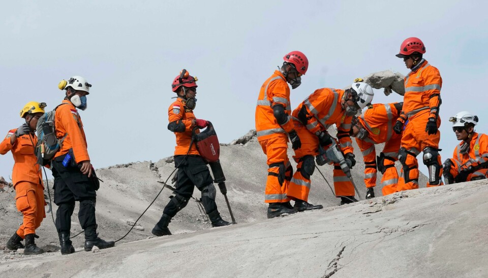 Redningsmannskap forsøker å bryte gjennom sementen i en sammenrast bygning i Cianjur der det skal ligge en person som mistet livet i jordskjelvet. Foto: Tatan Syuflana / AP / NTB Redningsmannskap forsøker å bryte gjennom sementen i en sammenrast bygning i Cianjur der det skal ligge en person som mistet livet i jordskjelvet. Foto: Tatan Syuflana / AP / NTB