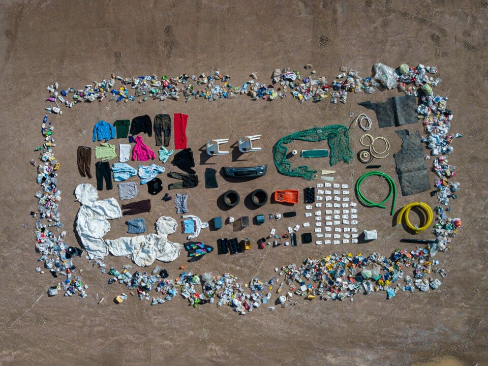 Slik ser det ut, det lille fjellet av plast hver nordmann i gjennomsnitt kaster årlig, fordelt på ulike kategorier, alt fra plast i elektronikk til plast i klær.