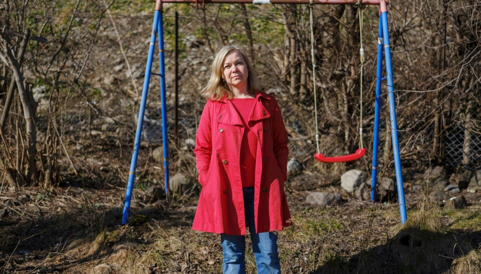 Monica Sydgård i Redd Barna understreker at det ikke er sikkert at barn klarer å ta kontakt selv gjennom Alarmtelefonen, særlig ikke så lenge Alarmtelefonen mangler chat. For barn som opplever situasjonen hjemme som anspent, kan terskelen for å ringe og snakke, være høy.