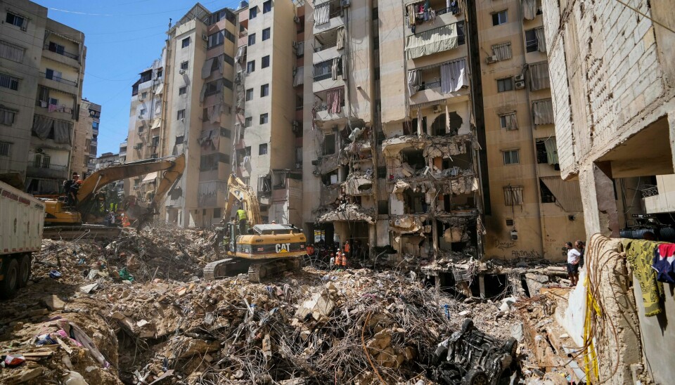 Redningsarbeidere forsøker å rydde opp i ødeleggelsene etter et israelsk angrep i en sørlig Beirut-forstad mandag. Foto: Hassan Ammar / AP / NTB Redningsarbeidere forsøker å rydde opp i ødeleggelsene etter et israelsk angrep i en sørlig Beirut-forstad mandag. Foto: Hassan Ammar / AP / NTB