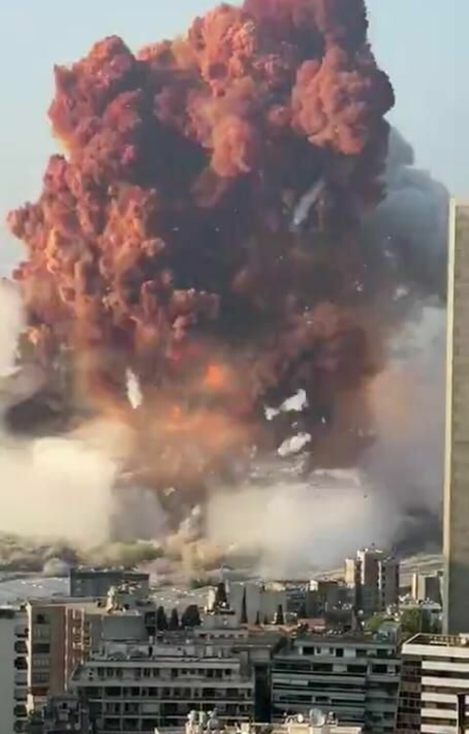Skjermdump fra Twitter av eksplosjonen ved havna i Beirut.