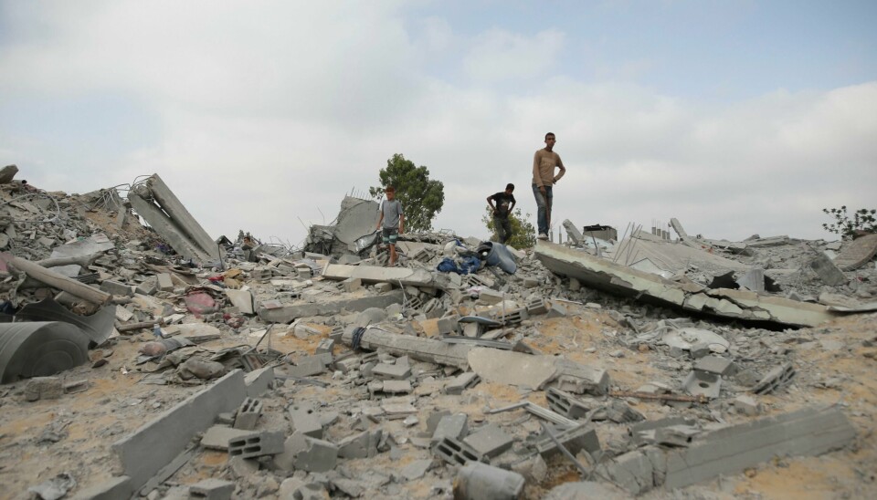 Palestinere ser på ruinene etter et israelsk luftangrep mot Khan Younis sør på Gazastripen. EU ber Israel og Hamas om å godta Biden-administrasjonens våpenhvileforslag. Foto: Jehad Alshrafi / AP / NTB Palestinere går blant ødeleggelsene etter et israelsk luftangrep mot Khan Younis på Gazastripen mandag. Foto: Jehad Alshrafi / AP / NTB