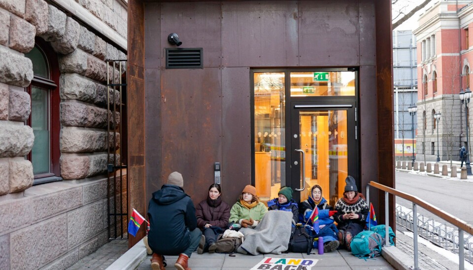 BLOKKADE: En av inngangane til Finansdepartementet blokkert av demonstranter fra Natur og ungdom og Norske Samers Riksforbund Nuorat tirsdag. Ein av inngangane til Finansdepartementet blokkert av demonstrantar frå Natur og ungdom og Norske Samers Riksforbund Nuorat tysdag. Foto: Alf Simensen / NTB