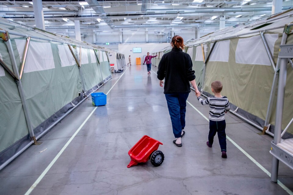 Som følge av krigen i Ukraina, flyktet mange av innbyggerne til andre land. Ved inngangen til 2023 bodde det 36.800 ukrainere i Norge, over 30.000 flere enn samme tid året før. Foto: Javad Parsa / NTB Bilde av ukrainske flyktninger på et mottakssenter i Råde. Mange venter fortsatt på et sted å bo.