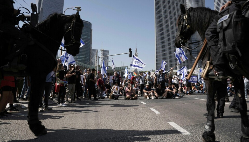Ridende politi ble onsdag satt inn mot tusenvis av demonstranter som blokkerte gater og veier i Israel, i protest mot den høyrenasjonalistiske regjeringens rettsreform. Foto: AP / NTB Ridende politi ble onsdag satt inn mot tusenvis av demonstranter som blokkerte gater og veier i Israel, i protest mot den høyrenasjonalistiske regjeringens rettsreform. Foto: AP / NTB