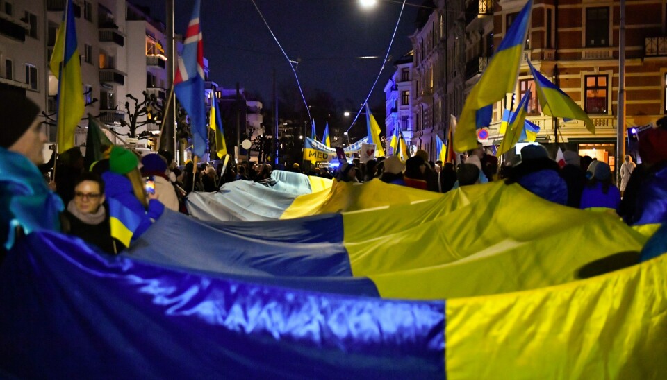 Over 70 prosent av nordmenn mener at Norges forhold til Russland er ødelagt i mange generasjonen framover på grunn av den russiske invasjonen i Ukraina. Her fra støttemarkeringen for Ukraina på Eidsvolls plass i Oslo ett år etter krigens start. Foto: Rodrigo Freitas / NTB Over 70 prosent av nordmenn mener at Norges forhold til Russland er ødelagt i mange generasjonen framover på grunn av den russiske invasjonen i Ukraina. Her fra støttemarkeringen for Ukraina på Eidsvolls plass i Oslo ett år etter krigens start. Foto: Rodrigo Freitas / NTB