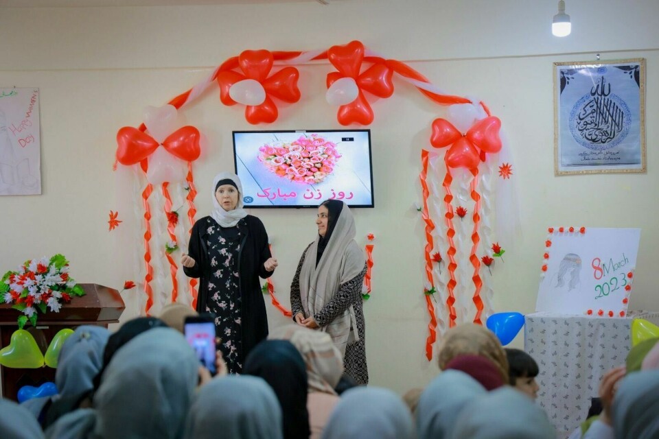 MARKERING: Helsefagstudenter i Afghanistan markerer 8. mars. Afghanistan kvinner