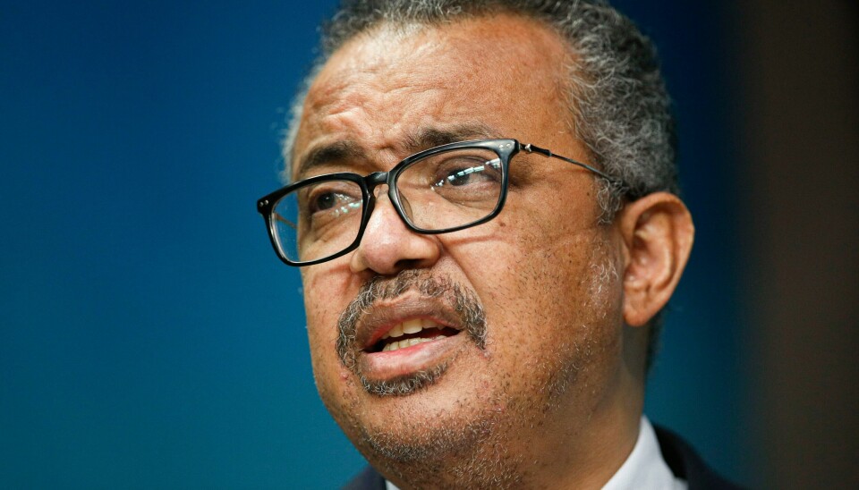 WHO-sjef Tedros Adhanom Ghebreyesus mener at koronaviruset vil fortsette å utvikle seg, men at alvorlighetsgraden av sykdommen viruset forårsaker reduseres over tid fordi stadig flere er vaksinerte og har hatt infeksjonen. Foto: AP / NTB WHO-sjef Tedros Adhanom Ghebreyesus mener at koronaviruset vil fortsette å utvikle seg, men at alvorlighetsgraden av sykdommen viruset forårsaker reduseres over tid fordi stadig flere er vaksinerte og har hatt infeksjonen. Foto: AP / NTB