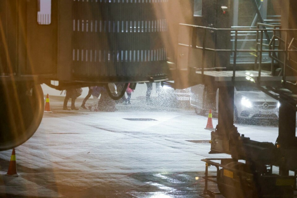 De to søstrene fra Bærum landet på Gardermoen rett over midnatt natt til onsdag – vel ti år etter at de dro til Syria som tenåringer og sluttet seg til Den islamske stat (IS). Kvinnene ble pågrepet og fraktet bort rett etter at landet. De to søstrene fra Bærum landet på Gardermoen rett over midnatt natt til onsdag – vel ti år etter at de dro til Syria som tenåringer og sluttet seg til Den islamske stat (IS). Kvinnene ble pågrepet og fraktet bort rett etter at landet. Foto: Alf Simensen / NTB