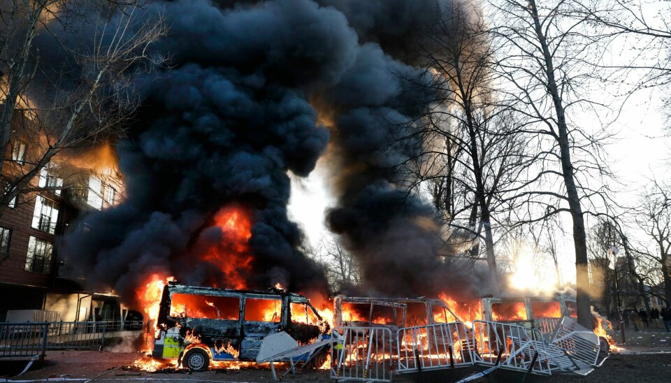 Politibiler ble satt fyr på i Örebro da Rasmus Paludan skulle holde en markering der langfredag. Foto: Kicki Nilsson/TT / NTB Minst fire politibiler gikk opp i flammer i Örebro fredag kveld. Foto: Kicki Nilsson / TT / NTB