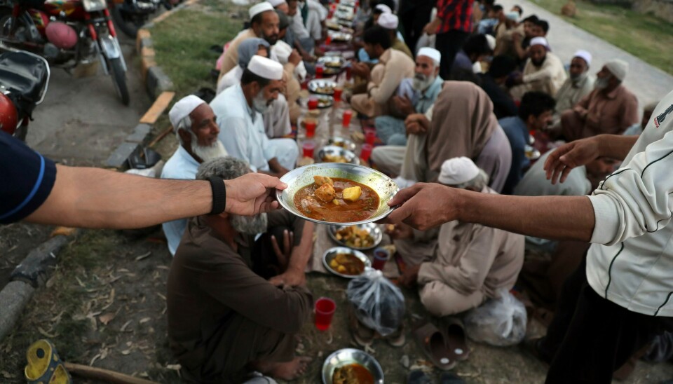 En frivillig indisk organisasjon serverer mat til fattige mennesker i India i Islamabad under ramadan. Ifølge den internasjonale organisasjonen Oxfam vil millioner av nye mennesker havne i dyp fattigdom i år. Foto: Rahmat Gul / AP / NTB En frivillig indisk organisasjon serverer mat til fattige mennesker i India i Islamabad under ramadan. Ifølge den internasjonale organisasjonen Oxfam vil millioner av nye mennesker havne i dyp fattigdom i år. Foto: Rahmat Gul / AP / NTB