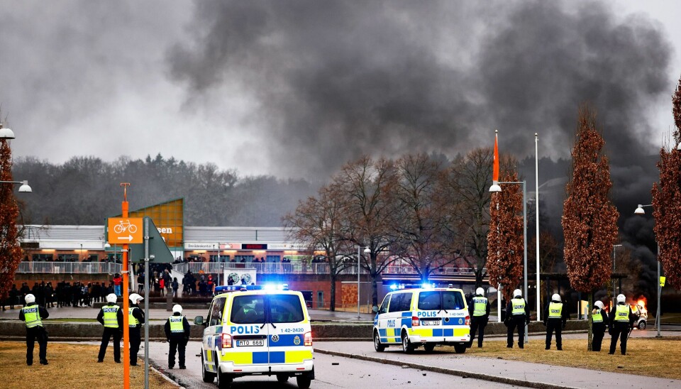 Søndag er det igjen bråk i svenske Linköping i forbindelse med en planlagt koranbrenning. Tidligere i uken ble tre politifolk sendt til sykehus i forbindelse med voldsomme motdemonstrasjoner. Arkivfoto: Stefan Jerrevång/TT / NTB Søndag er det igjen bråk i svenske Linköping i forbindelse med en planlagt koranbrenning. Tidligere i uken ble tre politifolk sendt til sykehus i forbindelse med voldsomme motdemonstrasjoner. Arkivfoto: Stefan Jerrevång/TT / NTB