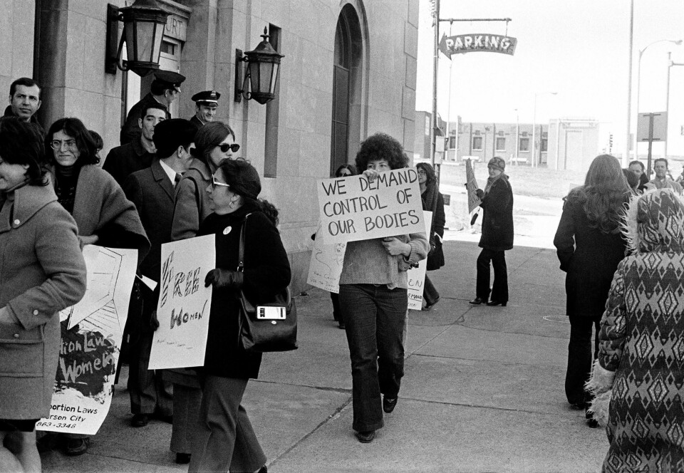 USA: Demonstrasjon for abortrettigheter i St. Louis i 1972. Året etter ble abort i løpet av de tre første månedene av graviditeten legalisert i alle stater, som følge av Roe vs. Wade. Demonstrasjon for abortrettigheter i St. Louis i 1972. Året etter ble abort i løpet av de tre første månedene av graviditeten legalisert i alle stater, som følge av Roe vs. Wade.