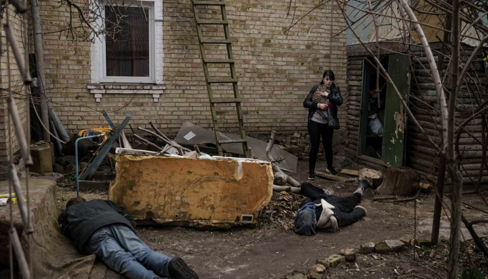 Ira Gavriluk i bakgården til huset sitt der likene til hennes mann, bror og en annen fortsatt lå etter at russiske styrker trakk seg ut av Butsja i begynnelsen av april. Human Rights Watch har dokumentert en rekke mulige krigsforbrytelser i områder Russland hadde kontroll over. Ira Gavriluk i bakgården til huset sitt der likene til hennes mann, bror og en annen fortsatt lå etter at russiske styrker trakk seg ut av Butsja i begynnelsen av april. Human Rights Watch har dokumentert en rekke mulige krigsforbrytelser i områder Russland hadde kontroll over. Foto: Felipe Dana / AP / NTB