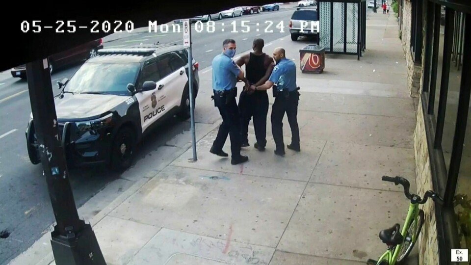 TO ÅR: George Floyd ble drept under en pågripelse i Minneapolis 25. mai 2020. Politimannen som satte kneet mot nakken hans, ble dømt til 22,5 års fengsel på drapet. Politimennene på bildet og en tredje kollega ble dømt for å ha brutt Floyds rettigheter. George Floyd ble drept under en pågripelse i Minneapolis 25. mai 2020. Politimannen som satte kneet mot nakken hans, ble dømt til 22,5 års fengsel på drapet. Politimennene på bildet og en tredje kollega ble dømt for å ha brutt Floyds rettigheter. Arkivfoto: Court TV / AP / NTB