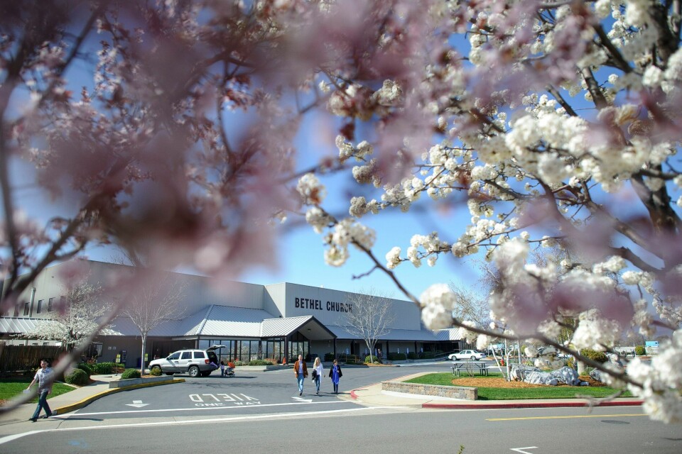 KARISMATISK: Bethel Church i California vekker global nysgjerrighet med sin satsing på mirakler og en 'overnaturlig livsstil'. Bethel Church i California vekker global nysgjerrighet med sin satsing på mirakler og en 'overnaturlig livsstil'. Som når man kollektivt 'drikker seg fulle i Ånden'. Bølgene fra Bethel slår bredt inn over kristen-Norge.