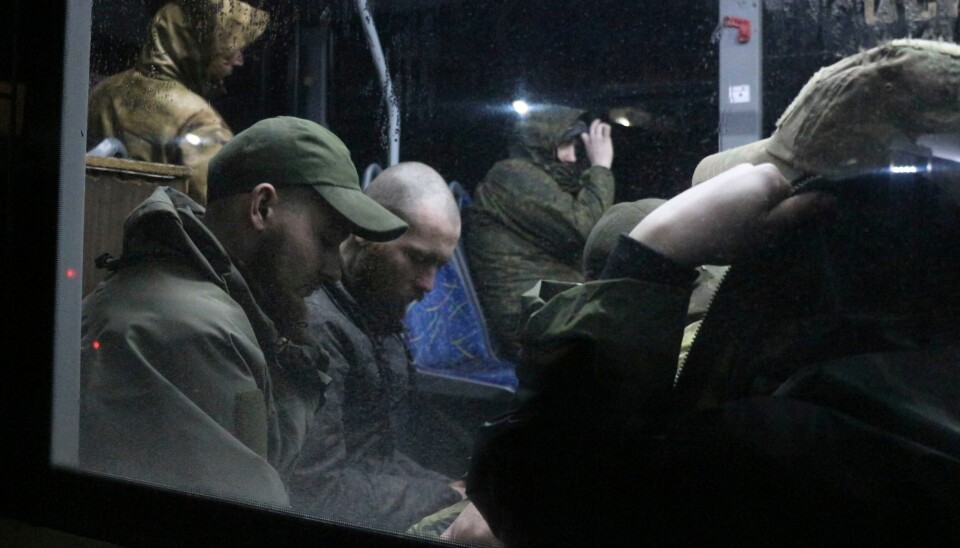 KRIG: Ukrainske soldater blir fraktet videre med buss etter at de forlot Azovstal-stålverket i Mariupol fredag. Soldatene ved stålverket har blitt beordret til å legge ned våpnene. Ukrainske soldater blir fraktet videre med buss etter at de forlot Azovstal-stålverket i Mariupol fredag. Soldatene ved stålverket har blitt beordret til å legge ned våpnene. Foto: AP / NTB