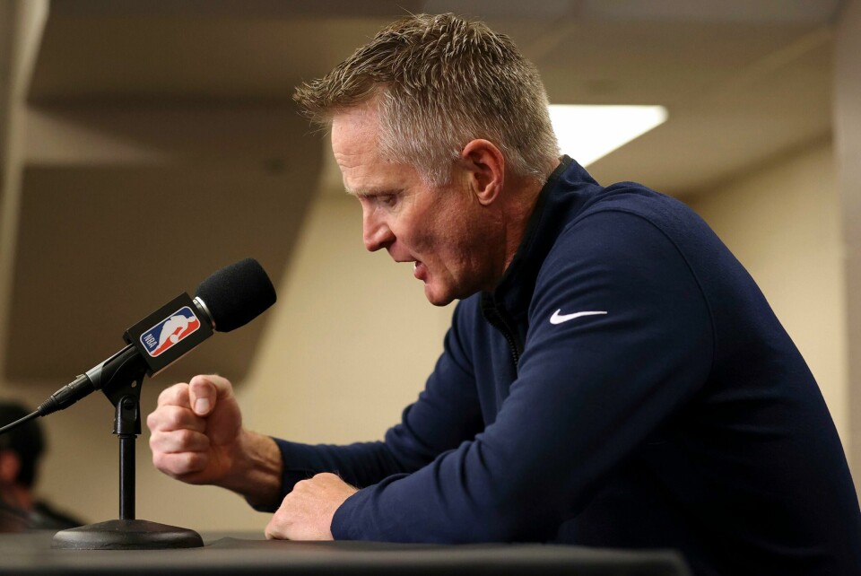 Golden State-trenar Steve Kerr krev handling frå USAs politikarar for å få vedteke strengare våpenlover. Foto: Scott Strazzante/ AP / NTB Golden State-trener Steve Kerr krever handling fra USAs politikere for å få vedtatt strengere våpenlover. Foto: Scott Strazzante/ AP / NTB