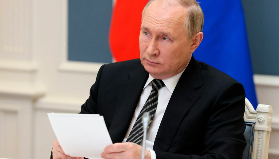 BRUDD: Etter at Vladimir Putin og Russland bestemte seg for å invadere Ukraina, har flere og flere samarbeid mellom Norge og Russland blitt brutt. Russlands president Vladimir Putin under en videokonferanse før helgen. Foto: Sputnik / Pool / AP / NTB