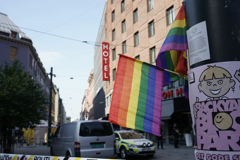 Pride-flagg er festet i en mast etter det i natt ble avfyrt flere skudd i 1.15-tiden på utsiden av London pub i sentrum av Oslo. To personer ble drept og flere ble skadd. Foto: Terje Pedersen / NTB Pride-flagg er festet i en mast etter det i natt ble avfyrt flere skudd i 1.15-tiden på utsiden av London pub i sentrum av Oslo. To personer ble drept og flere ble skadd. Foto: Terje Pedersen / NTB