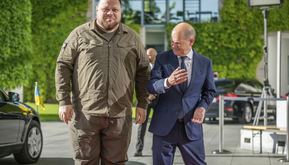 Ruslan Stefantsjuk, formann i den ukrainske nasjonalforsamlingen, ber om at Ukraina raskt får status som kandidatland i EU. Her er han med Tysklands kansler Olaf Scholz. Foto: Michael Kappeler / AP / NTB Presidenten i Ukrainas nasjonalforsamling, Ruslan Stefantsjuk, på besøk hos Tysklands statsminister Olaf Scholz i kanslerkontoret i Berlin. Foto: Michael Kappeler / dpa via AP / NTB