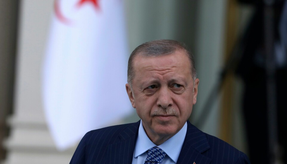 TYRKIA: Recep Tayyip Erdogan stiller neste år til gjenvalg for en ny periode som president i Tyrkia. Tyrkias president Recep Tayyip Erdogan er overbevist om at lavere rente fører til lavere inflasjon, selv om inflasjonen i landet er skyhøy mens renten settes ned. Foto: Burhan Ozbilici / AP / NTB
