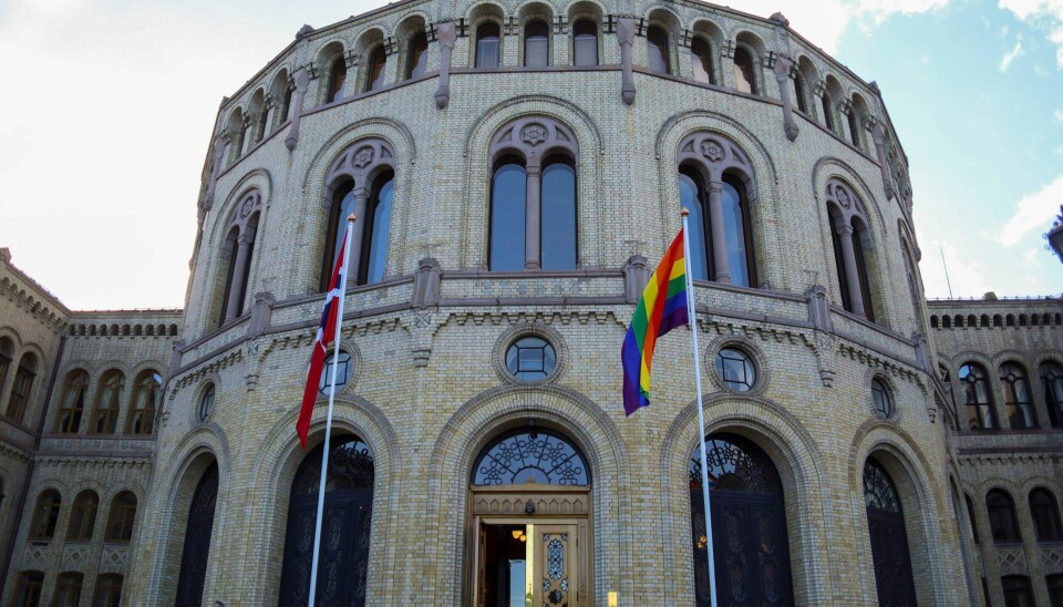 4 AV 45: Fire av stortingsrepresentantene og regjeringsmedlemmene som skal ha fått varsel om skattekrav, har stått frem. Regnbueflagget heises på Løvbakken foran Stortinget for å markere åpningen av Oslo Pride 2022. Foto: Marianne Løvland / NTB